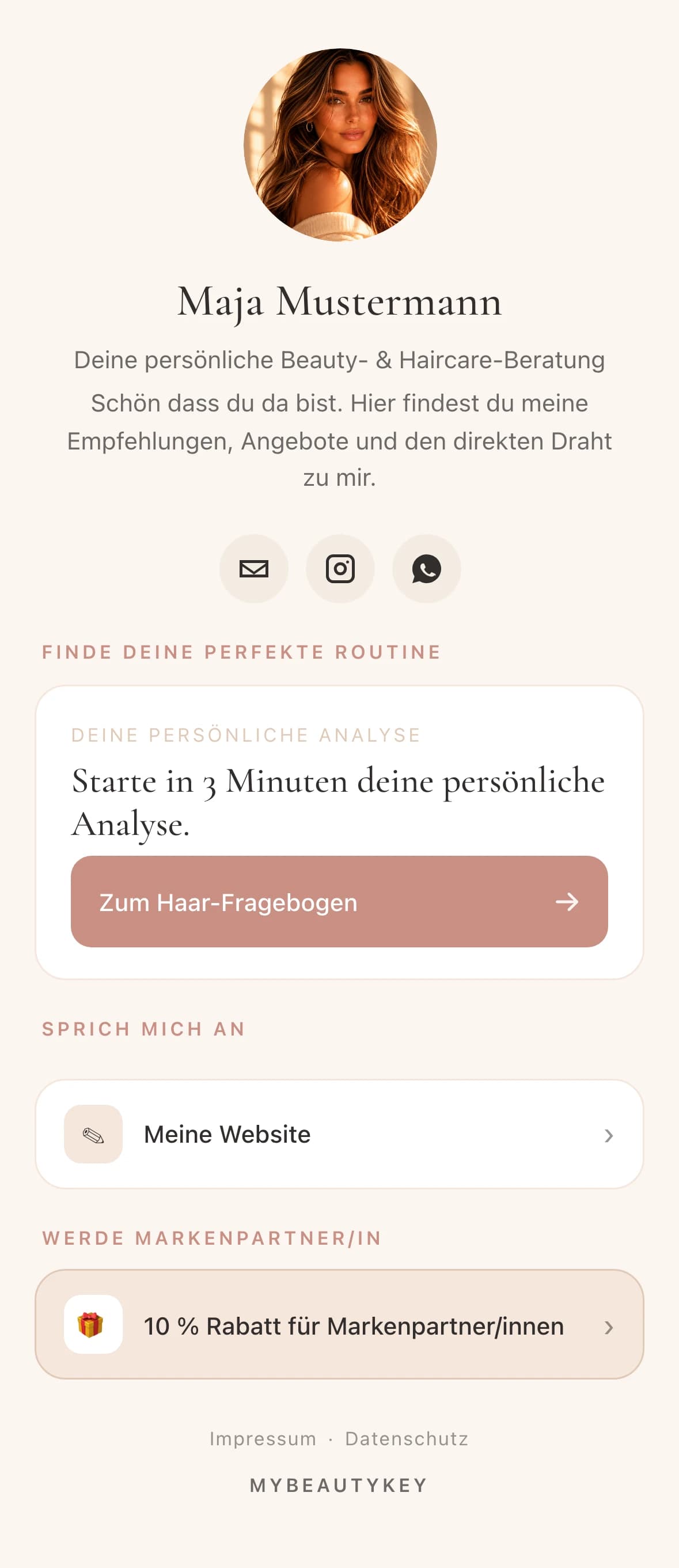 Bio-Link-Beispiel: Maja Mustermanns öffentliche Seite mit Portrait, Fragebogen-Button und weiteren Blöcken
